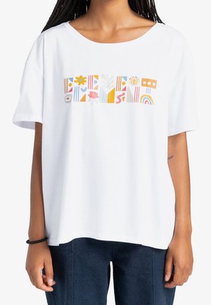Weißes Baumwoll-T-Shirt mit einem bunten Grafikdesign, das geometrische Formen, Blumen und Linien in den Farben Rosa, Gelb und Blau zeigt. Lockere Passform.