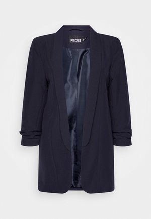 Blazer bleu marine foncé à ouverture devant avec col châle, manches trois-quarts froncées, et doublure intérieure lisse, étiqueté "PIECES".
