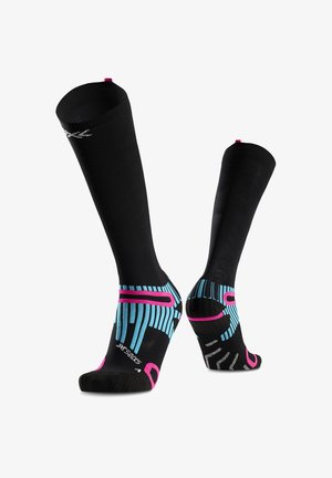 Chaussettes de compression noires montantes avec motifs de soutien anatomique bleus et roses et texte de marque blanc sur le pied et le mollet.