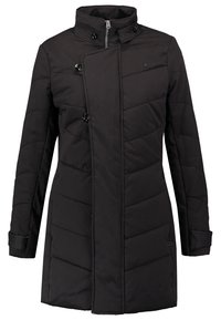 Svart vadderad parka med hög krage, asymmetrisk framdragkedja och knäppning. Har quiltad textur och sidofickor.