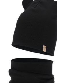 Berretto a maglia nera a coste con due accenti a forma di orecchie e un'etichetta con logo; scaldacollo nero abbinato con una superficie liscia.