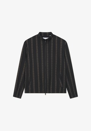 Svart jacka med hög krage, tunna vertikala ränder i brunt, dragkedja, två sidfickor och lätt tygkänsla.