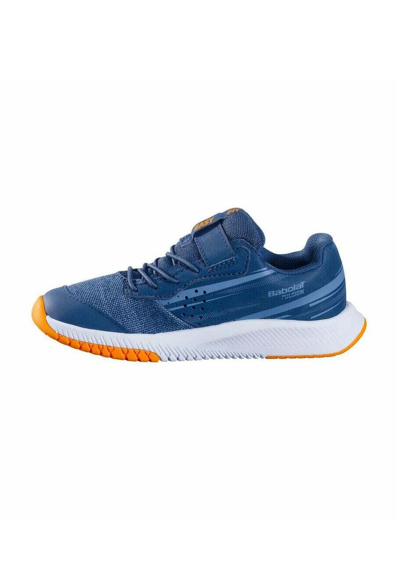 Blaues Sportschuh aus Mesh- und synthetischen Materialien mit einem Klettverschluss, orangefarbenen Akzenten an der Sohle und einer strukturierten Gummisohle.