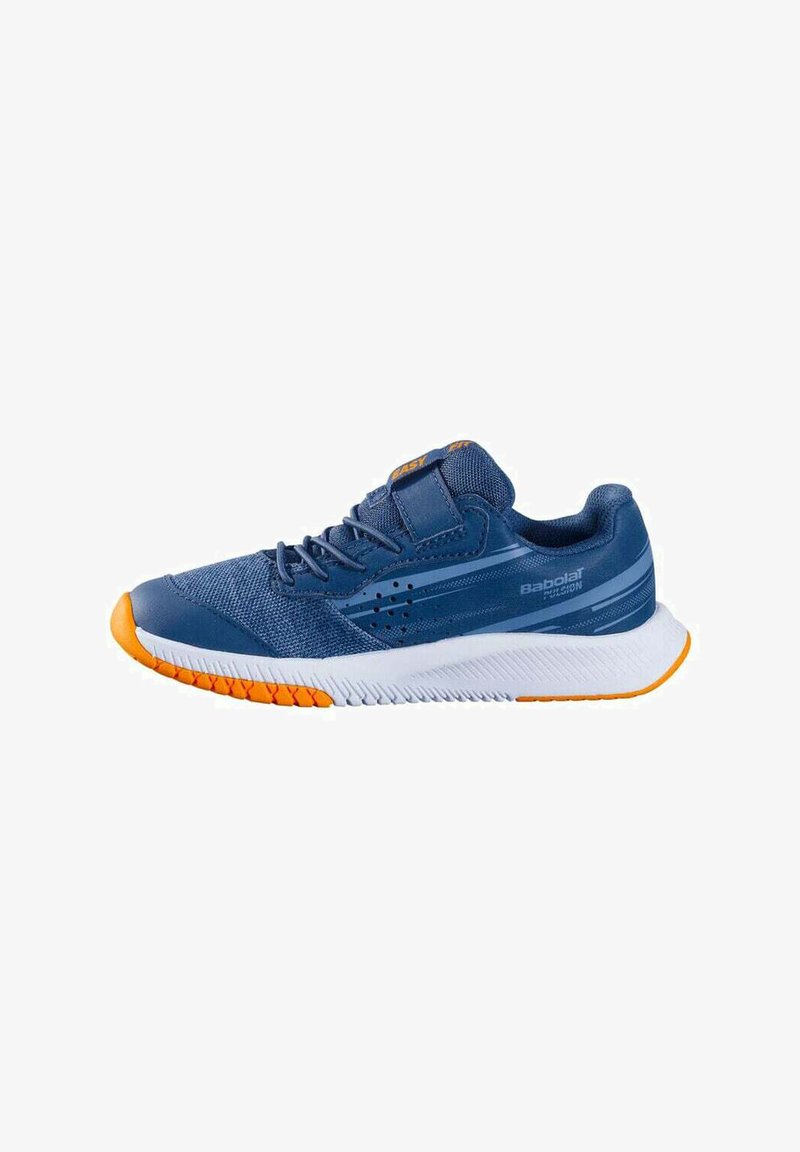 Blaues Sportschuh aus Mesh- und synthetischen Materialien mit einem Klettverschluss, orangefarbenen Akzenten an der Sohle und einer strukturierten Gummisohle.