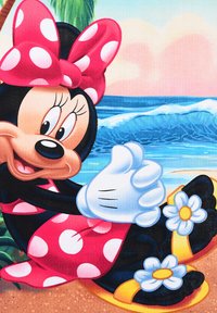 Personnage de Minnie Mouse portant un nœud et une robe à pois roses, un corps noir, des gants blancs et des sandales jaunes avec des accents floraux, souriant à la plage.