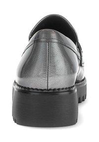Zwarte leren schoen met een getextureerde afwerking, voorzien van een ronde hak en een stevige rubberen zool. Stiksels langs de bovenste naad.