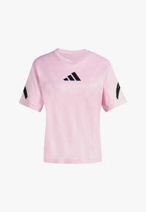 Różowa koszulka z krótkim rękawem, wykonana z miękkiego materiału, z czarnym logo Adidas z przodu i czarnymi akcentami na rękawach.