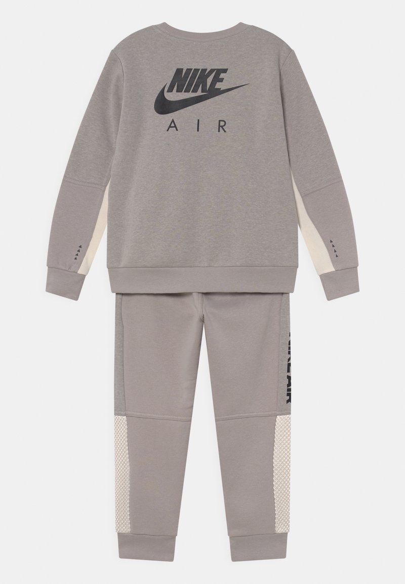 Kinder Jumpsuits & Playsuits | Nike Sportswear AIR CREW PANT SET Trainingsanzug iron ore/grau - XZ32211 Kinder Jumpsuits & Playsuits | Nike Sportswear AIR CREW PANT SET Trainingsanzug iron ore/grau - XZ32211