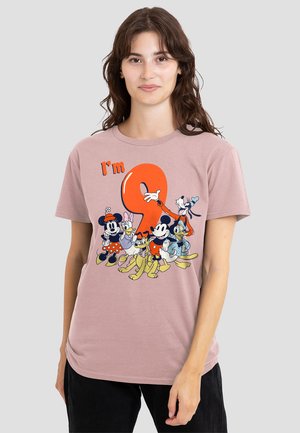 Rosa Baumwoll-T-Shirt mit animierten Charaktergrafiken, großer orangefarbener Zahl "9" und schwarzem Text, mit kurzen Ärmeln und Rundhalsausschnitt.