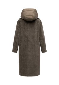 Manteau long, brun et duveteux avec une capuche bouffante, de couleur marron clair. Il présente des manches longues et un design droit, fabriqué à partir d'un tissu doux et texturé.