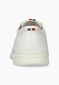 Baskets blanches en cuir avec une finition texturée, des perforations pour la respirabilité et des accents rayés rouges et bleus au niveau du talon.