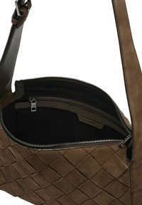 Brązowa zamszowa torba na ramię z plecionym wzorem, zamknięciem na zamek błyskawiczny oraz wewnętrzną kieszenią na zamek. Dołączony regulowany pasek ze skóry.