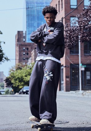 Bershka, SUPER BAGGY WITH PATCHES - TROUSERS - Tracksuit bottoms - blue