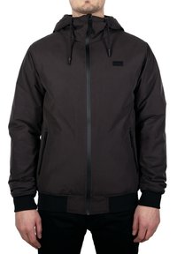 Giacca nera con cappuccio, chiusura con zip, tasche laterali, polsini e orlo elastici. Tessuto liscio e opaco con un design minimale e dettagli del logo.