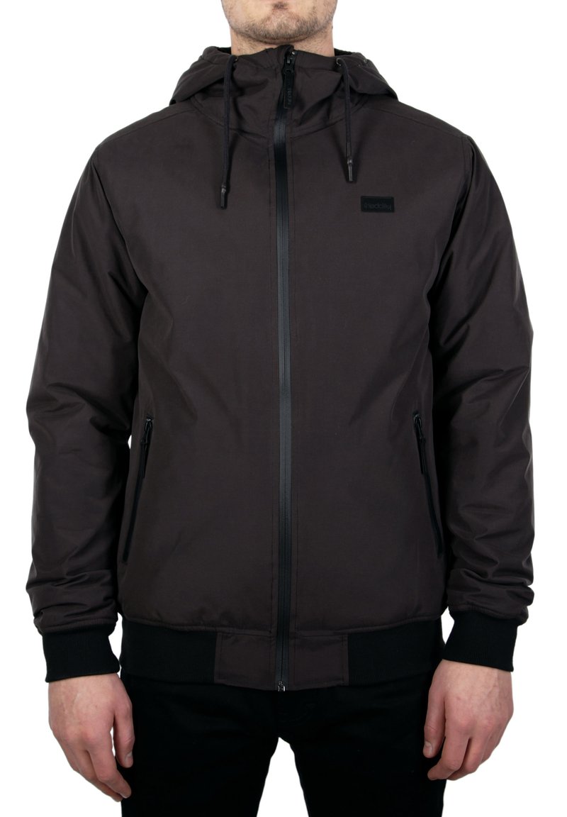 Giacca nera con cappuccio, chiusura con zip, tasche laterali, polsini e orlo elastici. Tessuto liscio e opaco con un design minimale e dettagli del logo.