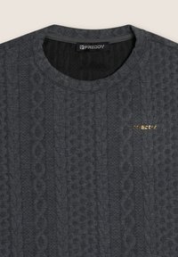 Maglione grigio caratterizzato da modelli di maglia texturizzati, scollatura rotonda e un discreto logo dorato sul lato sinistro del petto. Tessuto morbido con una vestibilità comoda.