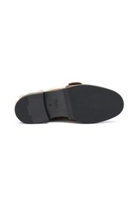 Semelle de chaussure marron en caoutchouc texturé. Présente un design plat, un talon noir distinct et des détails de marque gravés à la surface.