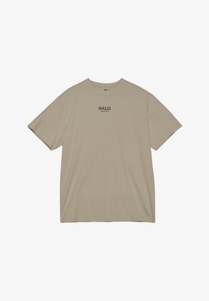Beige T-shirt met korte mouwen van zachte stof. Heeft een zwart "HALO" logo op de borst, met een ontspannen pasvorm en een ronde hals.