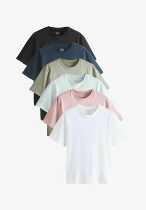 Šesť jednofarebných tričiek s okrúhlym výstrihom v čiernej, námorníckej modrej, olivovej, svetlomodrej, ružovej a bielej farbe, zoradených v kaskádovom usporiadaní.