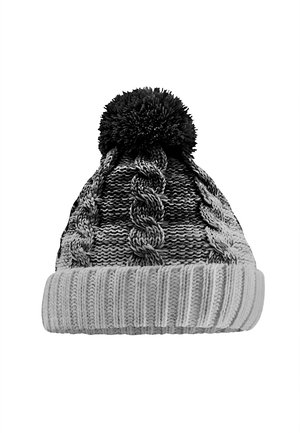 Gestrickte Wintermütze mit umgeschlagenem, geripptem Bund, Zopfmuster und großem Bommel oben, in Grautönen und Schwarz.