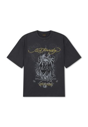 Sort Ed Hardy t-shirt med grafik af kranie og vinger, flammer og gul tekst med ordene "Ed Hardy" og "When I Cared" foran.