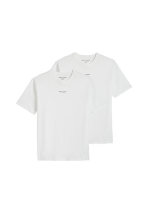 To enkle hvide t-shirts med korte ærmer og rund halsudskæring med lille Marc O'Polo tekstlogo trykt foran i midten af halsudskæringen.