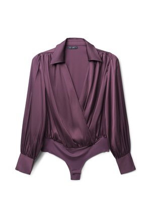 Bodysuit in raso viola con scollatura a V, maniche lunghe a palloncino e chiusura a pressione nella parte inferiore; presenta una texture liscia e lucida.