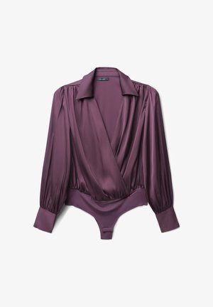 Lila Satin-Bodysuit mit V-Ausschnitt, langen Puffärmeln und Druckknopfverschluss am Boden; verfügt über eine glatte, glänzende Oberfläche.