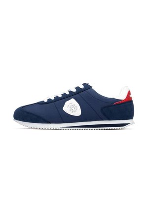 Zapatillas deportivas de color azul marino con parte superior de tela, cordones blancos y suela blanca. Presentan un logo en el lateral y detalles rojos en el talón.
