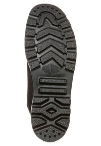 Suola in gomma nera con un motivo di battistrada robusto, caratterizzato da scanalature a zigzag e un design esagonale, con la dicitura "PALLADIUM" al centro.