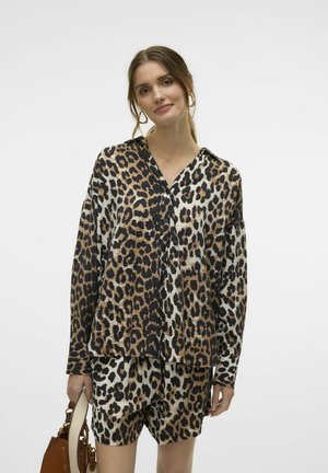 Leopardenmuster-Loungewear-Set in Hellbraun und Schwarz, bestehend aus einem langärmeligen Hemd mit Kragen und passenden Shorts. Glattes, strukturiertes Material.