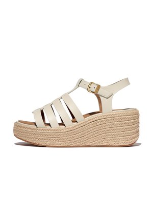 Witte leren sleehakken sandalen met meerdere bandjes, een gespje als sluiting en een gevlochten jute plateau, met een textuur en gelaagd ontwerp.