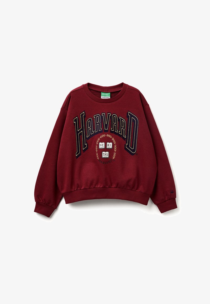 Sudadera granate con "HARVARD" y "VERITAS" bordados en colores contrastantes. Cuenta con puños y dobladillo acanalados, textura de tela suave.