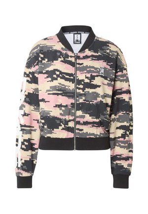 Blouson aviateur avec motif camouflage numérique rose, beige et noir, fermeture éclair à l'avant, col, poignets et ourlet en côte noire, et texte blanc sur la manche gauche.