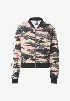 Blouson aviateur avec motif camouflage numérique rose, beige et noir, fermeture éclair à l'avant, col, poignets et ourlet en côte noire, et texte blanc sur la manche gauche.