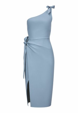 Lichtblauwe midi-jurk met één schouder, zijsplit en gestrikte strikken op de schouder en taille, nauwsluitend silhouet op een effen achtergrond.