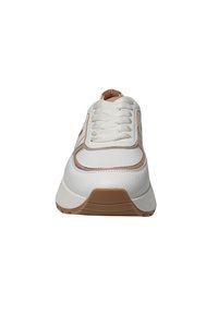 Hvide lædersneakers med en tekstureret finish, har snøring foran og rosaguld-accenter langs siderne og rundt om sålen.