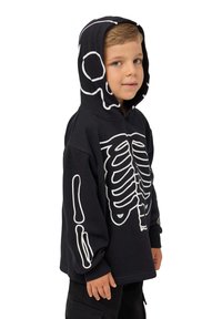 Felpa nera con stampa di uno scheletro bianco sul davanti e sulle maniche. Ha un cappuccio ampio e polsini e orlo a coste.