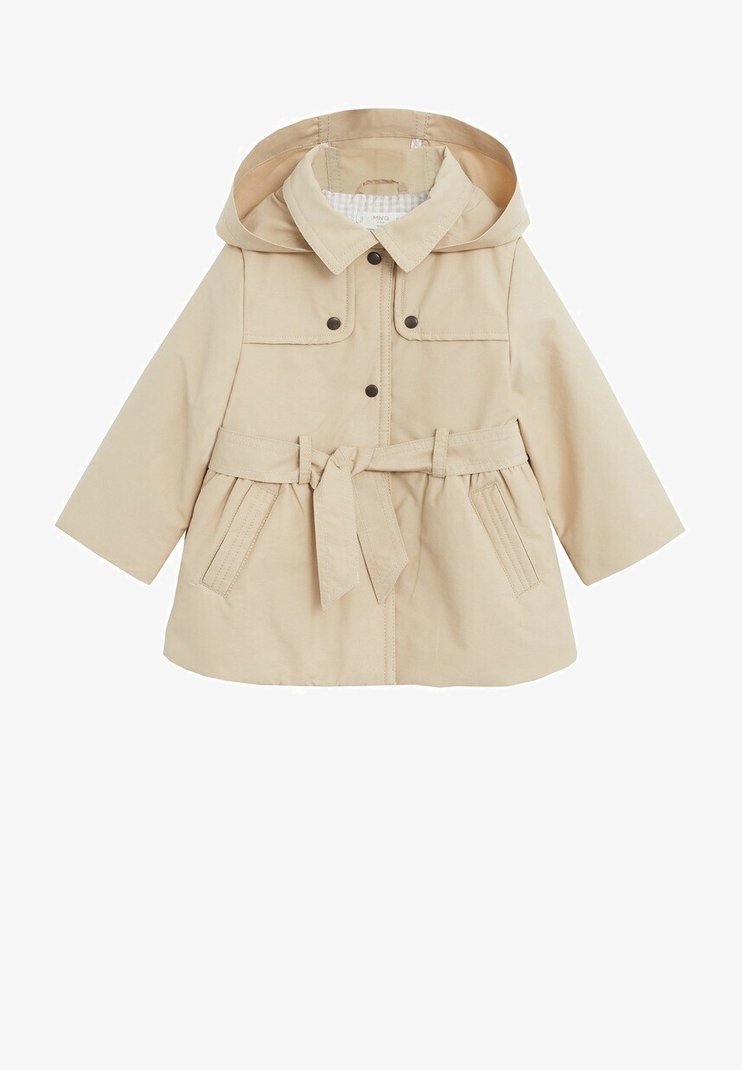 Beżowy płaszcz przeciwdeszczowy z kapturem, wykonany z gładkiego materiału, z wiązanym paskiem, zatrzaskami, dwiema przednimi kieszeniami oraz w kratkę podszewką.