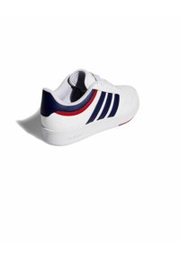 Zapatilla blanca con acentos en azul marino y rojo, que presenta tres franjas azules marino, una parte superior de cuero texturizado y una suela de goma sólida.