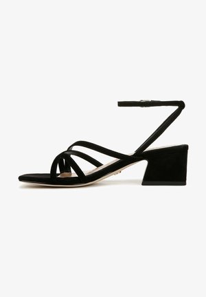Zwarte suède sandalen met hakken, voorzien van een taps toelopende blokhak, meerdere kruislings gespen en een verstelbare enkelriem voor een veilige pasvorm.