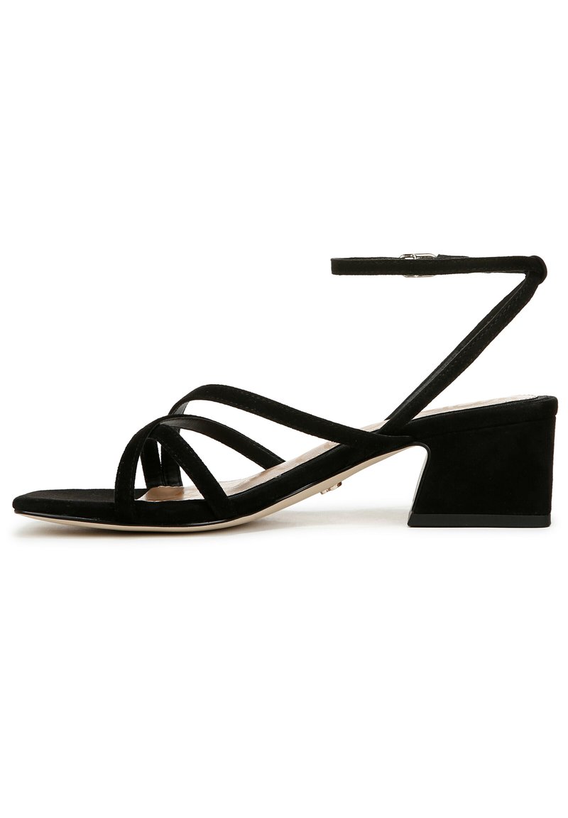 Zwarte suède sandalen met hakken, voorzien van een taps toelopende blokhak, meerdere kruislings gespen en een verstelbare enkelriem voor een veilige pasvorm.