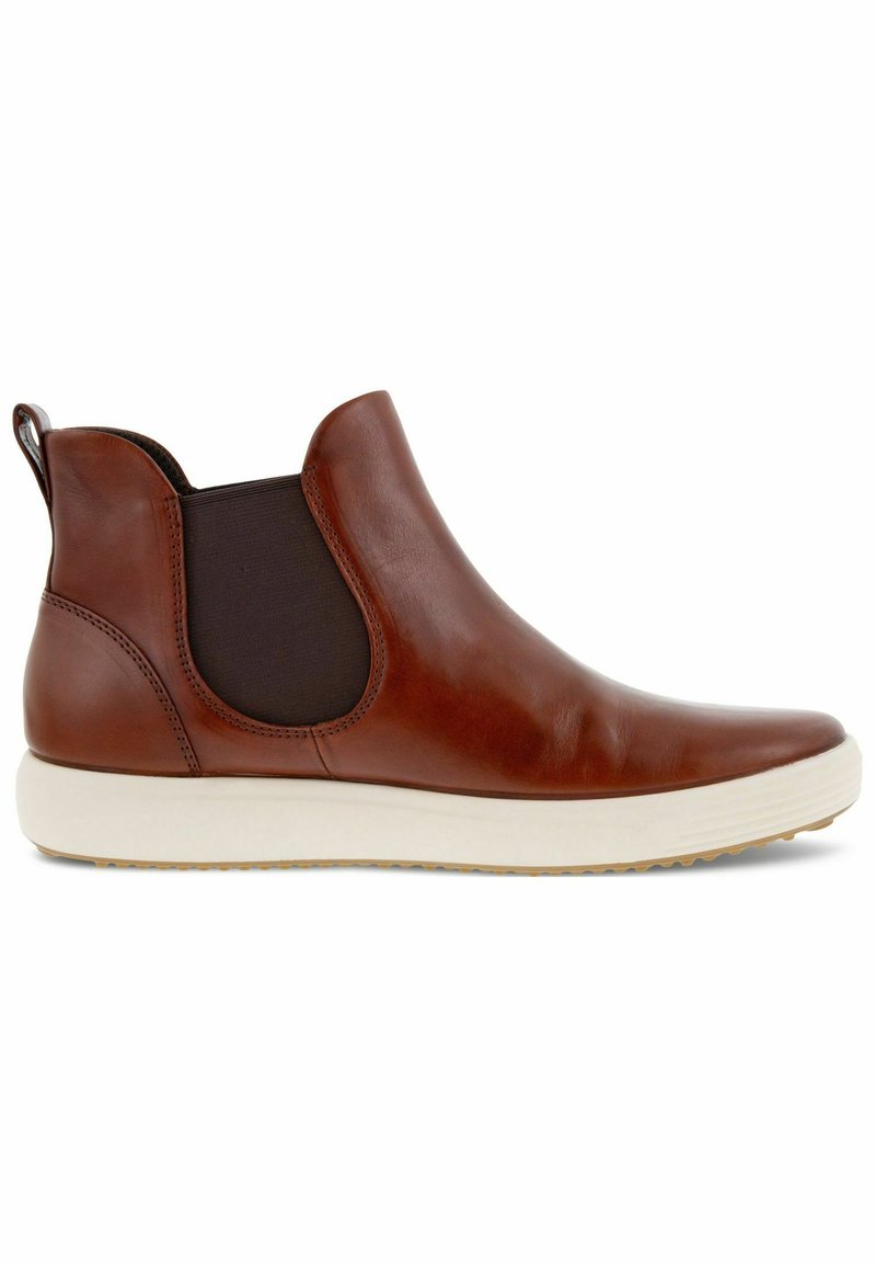 Botas de tobillo de cuero marrón con paneles laterales elásticos, puntera redondeada y suela de goma blanca. Textura suave con detalles de costura mínimos.