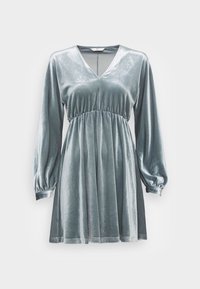 Vestido de terciopelo en azul claro con mangas largas abullonadas, escote en V profundo, cintura elástica y falda vaporosa. Textura suave con un brillo sutil.