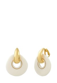 Boucles d'oreilles dorées mettant en avant une forme abstraite blanche avec une découpe circulaire, accentuées par un détail doré lisse et effilé.