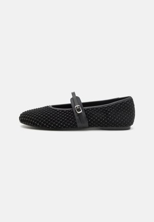 Ballet flats pretos com um superior em malha texturizada, apresentando uma fina tiras pretas com uma fivela decorativa prateada sobre o peito do pé. Sola macia.