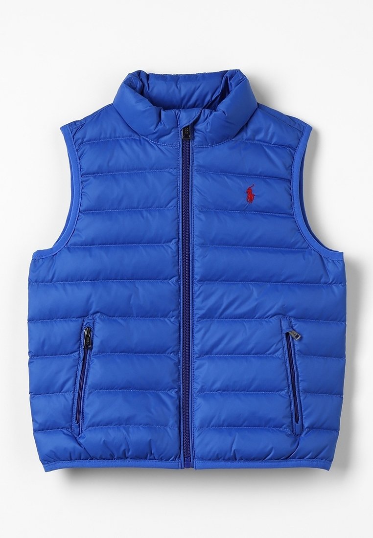 Blå pufferväst med hög krage, dragkedja fram och två sidofickor. Har kviltad struktur och en liten logotyp på bröstet.
