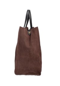 Bruine suede schoudertas met zwarte leren handvatten, met een eenvoudig ontwerp en een metalen drukknoopsluiting aan de bovenkant. Glad textuur.
