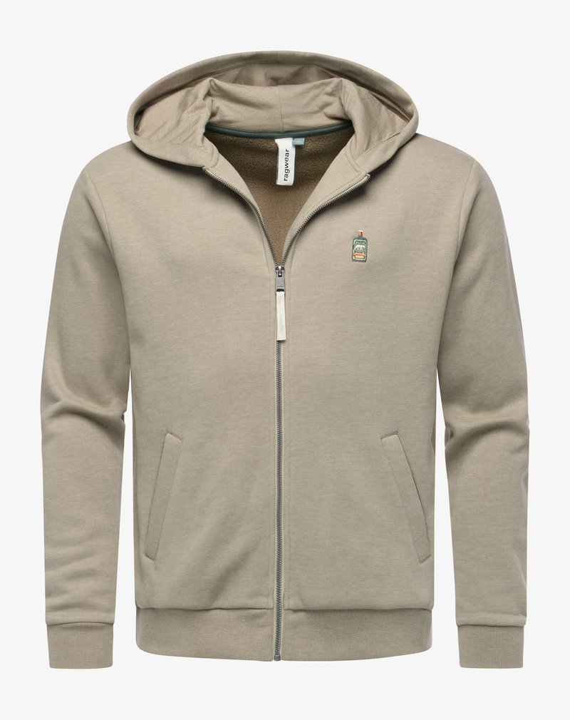 Felpa beige con zip e cappuccio, due tasche anteriori, polsini e orlo a coste, e piccolo ricamo di una bottiglia verde con dettagli arancioni sul lato sinistro del petto.