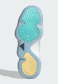 Suela de zapato con un diseño multicolor que incluye goma turquesa, azul y amarilla. Presenta patrones en espiral y superficies texturizadas para un mejor agarre.